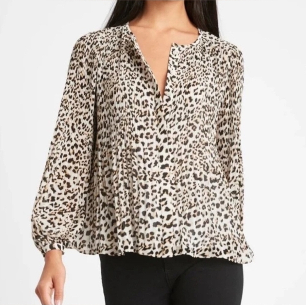 BANANA REPUBLIC size Large Long Sleeve Pleated Animal Print Button Lined‎ Blouse